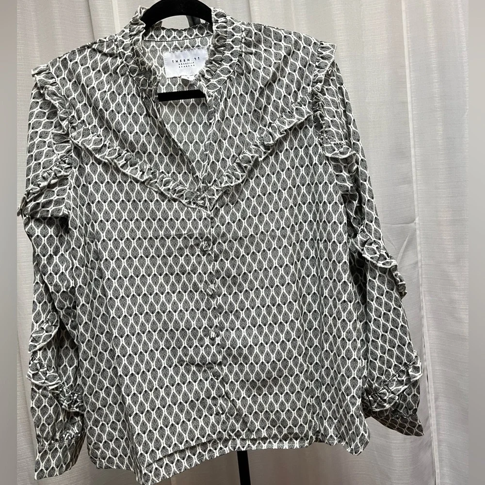 The Shirt by Rochelle Behrens black/grey long-sleeve ruffle button-down top | M